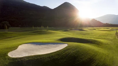 Golfplatz mit Herz-förmigem Bunker bei Sonnenuntergang
