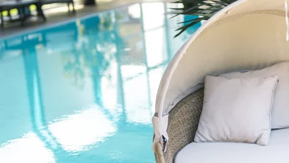 Gemütliche Lounge mit Pool und Blumen in modernem Innenbereich